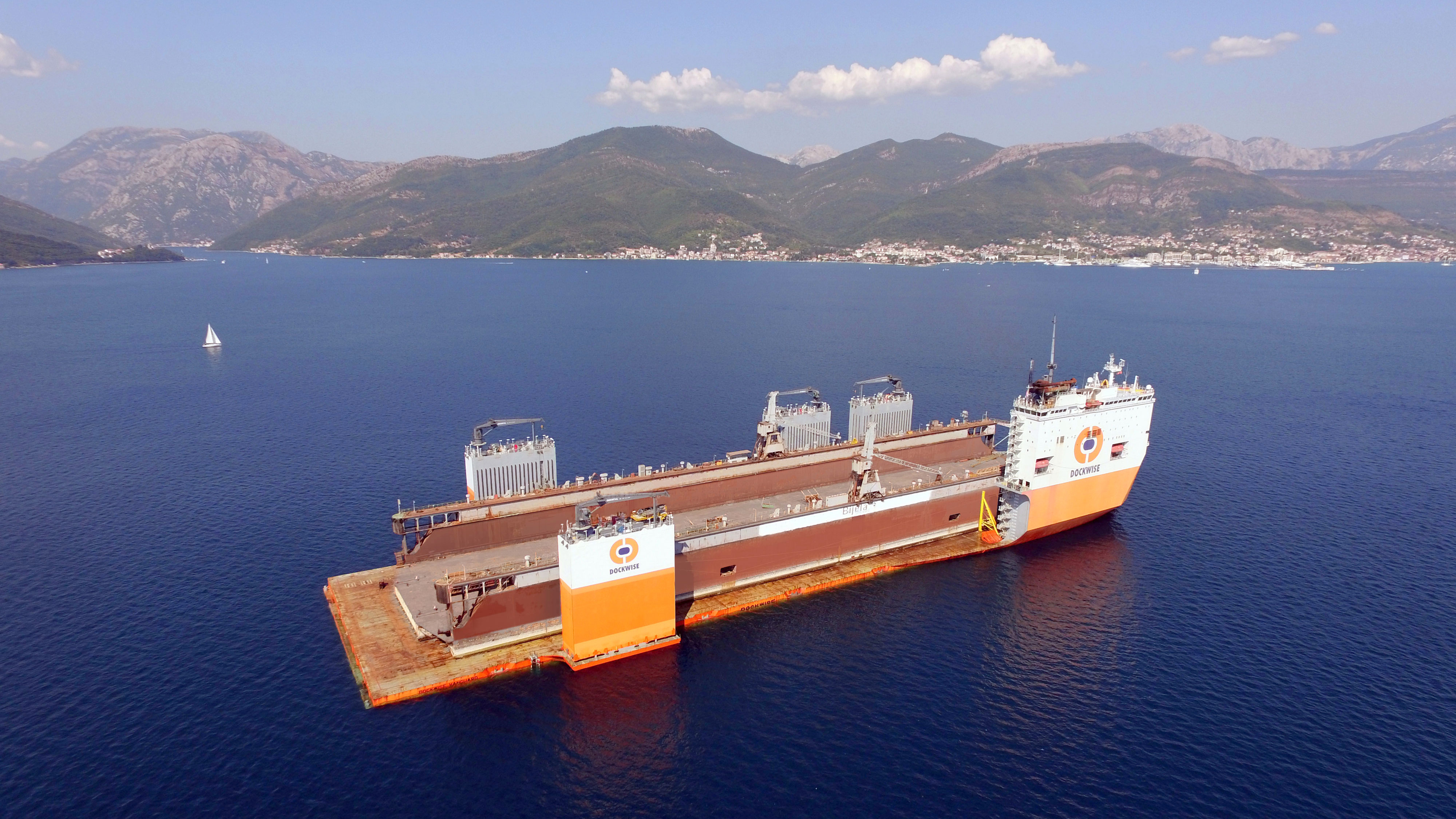 Didžiausias pasaulyje laivas „Dockwise Vanguard“ iš Juodkalnijos į Lietuvą gabena plaukiojantį doką
