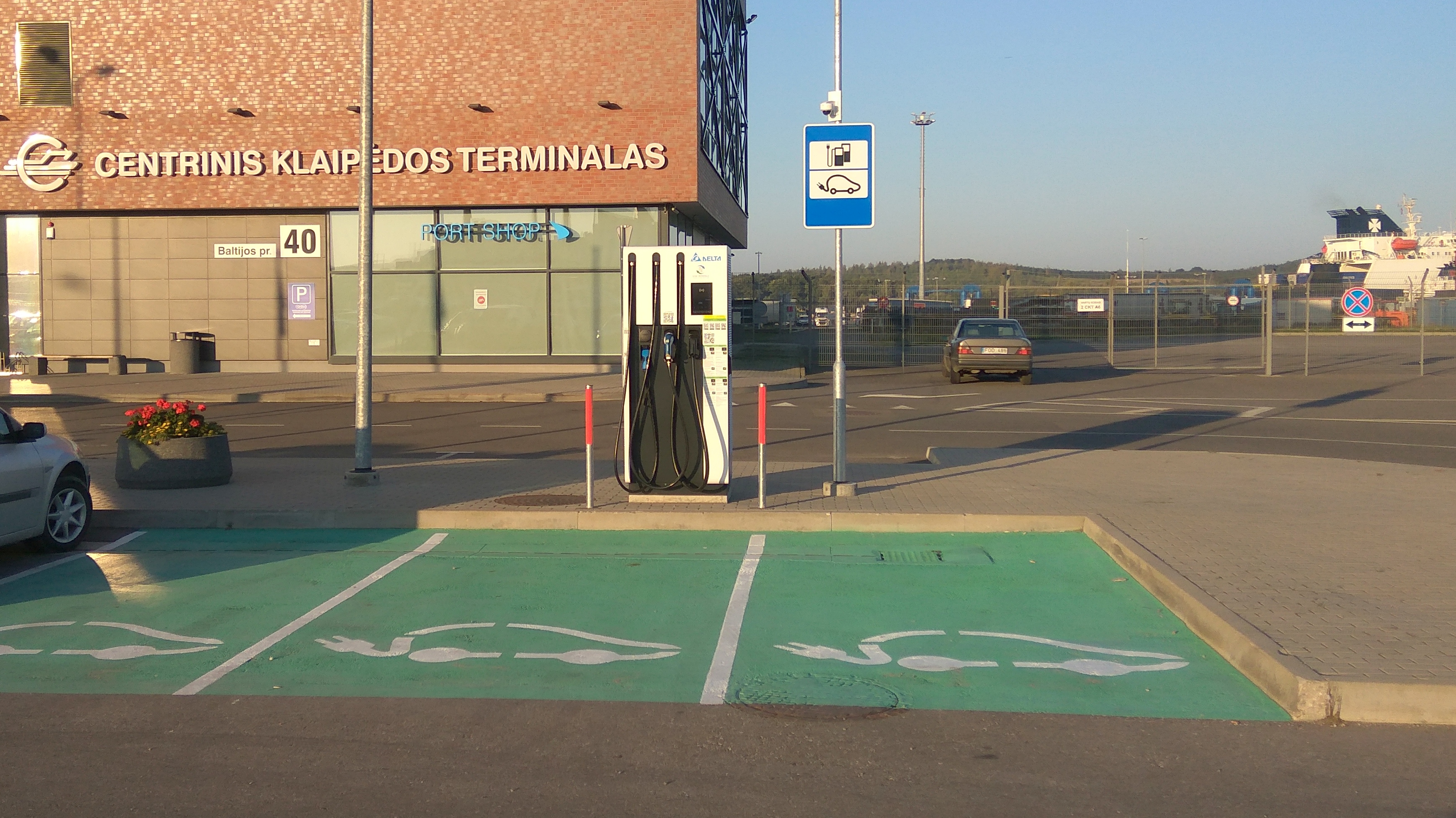 Šalia UAB „Centrinis Klaipėdos terminalas‟ pradėta eksploatuoti elektromobilių greitojo įkrovimo stotelė