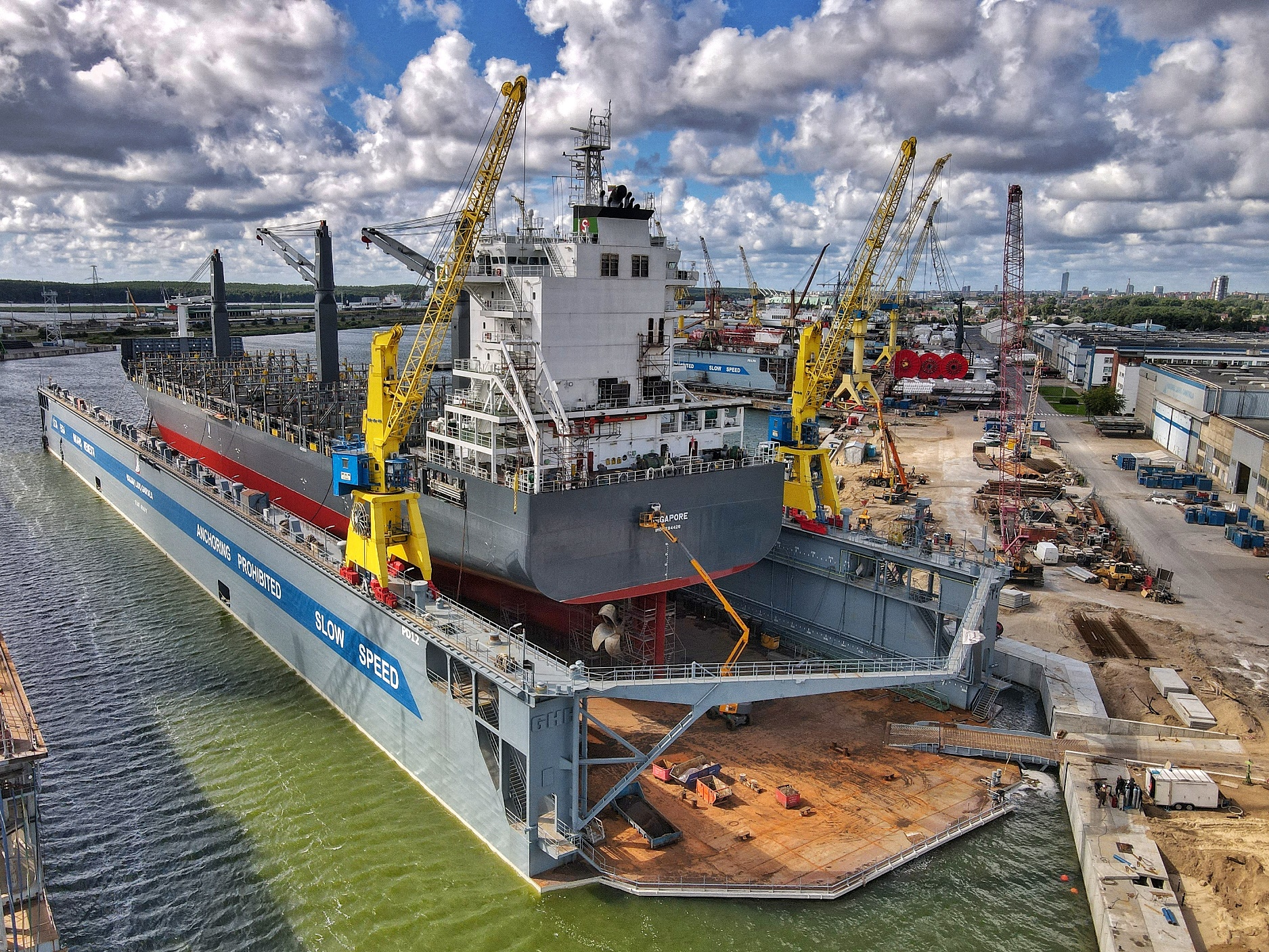 AB „Vakarų laivų gamykla“ įmonių grupei priklausantis didžiausias dokas Baltijos šalyse remontui priėmė pirmąjį laivą
